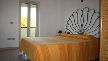 2 habitaciones, tabla de planchar con plancha, cuna de viaje y wifi