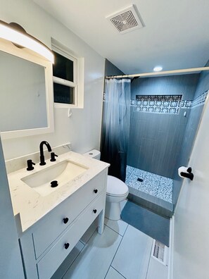 Douche, sèche-cheveux, serviettes fournies, savon