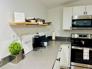 Køleskab, mikrobølgeovn, ovn, kogeplade