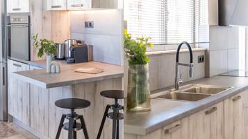 Fridge, oven, stovetop, dishwasher