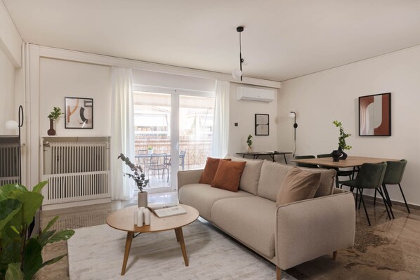 Smart TV - Modern Escape 2BR Apartment in Glyfada (Glifada)