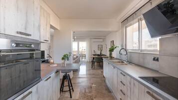 Fridge, oven, stovetop, dishwasher