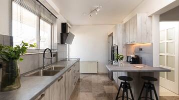 Fridge, oven, stovetop, dishwasher