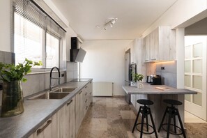 Fridge, oven, stovetop, dishwasher