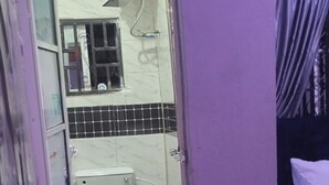 Een badkamer met toilet, wastafel en douche.