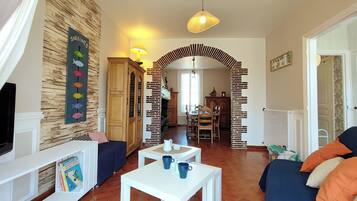 Télévision, cheminée, livres