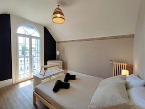 3 bedrooms, travel cot, WiFi, bed sheets