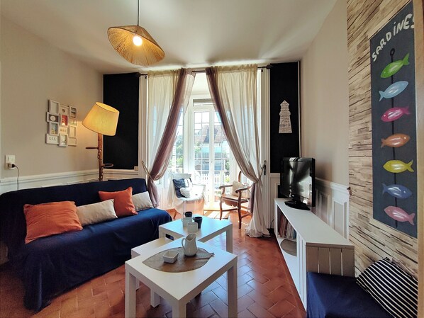 Télévision, cheminée, livres