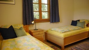 2 quartos, acesso à internet, roupa de cama