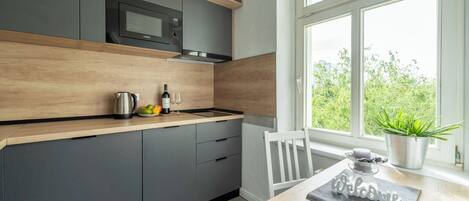 Fridge, microwave, oven, stovetop