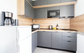 Een koelkast, een microgolfoven, een oven, een kookplaat