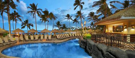 Alberca al aire libre y alberca climatizada