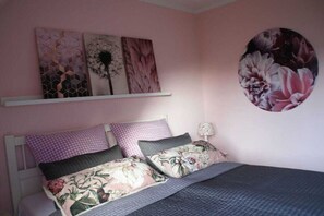 3 bedrooms, iron/ironing board, travel crib, free WiFi