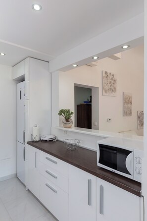 อพาร์ทเมนท์ (Apartment Super Marijo - Two-Bedroom ) | ครัวส่วนตัว | ตู้เย็น