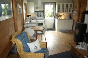 Fridge, microwave, oven, stovetop - - Finnhaus Schweda No. 2 (Kappeln a.d. Schlei)