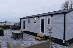 Outdoor dining - Chalet Florence 3 Comfortable holiday residence (serooskerke)