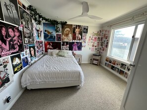 5 bedrooms, desk, iron/ironing board, WiFi - Sparkle by the Lake at this peaceful direct waterfront luxury home (Bonnells Bay)