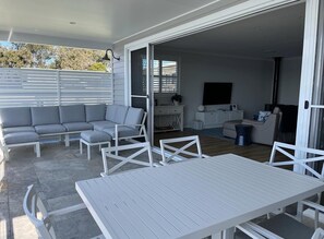Outdoor dining - Sparkle by the Lake at this peaceful direct waterfront luxury home (Bonnells Bay)