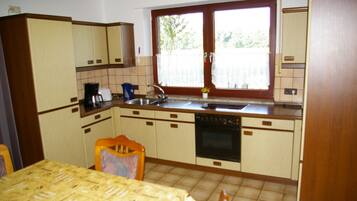 Een koelkast, een magnetron, een kookplaat