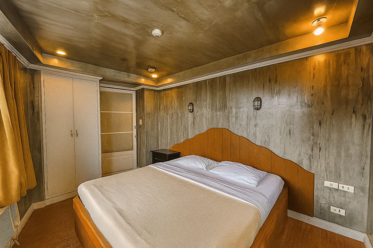 Un dormitorio con cabecera de madera, cama con ropa blanca, mesita de noche y armario con espejo.
