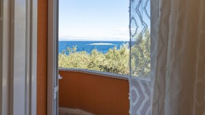 A balcony with a view of the sea and distant mountains. - Apartments Sea Line (Blato)
