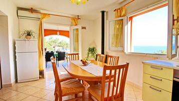 Apartment (Apartments Sea Line - One Bedroom Apa) | Dining room