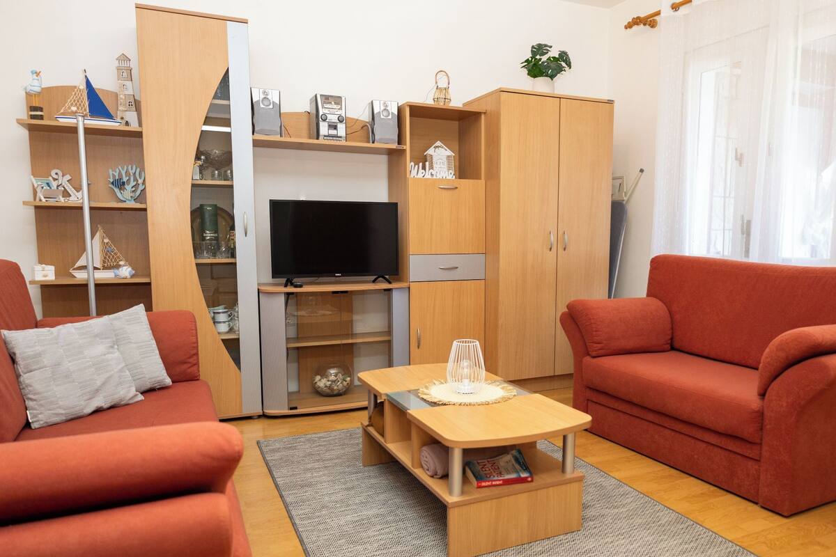 公寓 (Apartments Sea Line - One Bedroom Apa) | 起居区 | 32-英寸纯平电视（配备有线频道）