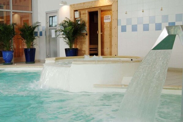 Pool - Chalet Bleu Comfortable holiday residence (Bias, Frankreich)