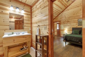 6 bedrooms, iron/ironing board, travel cot, free WiFi