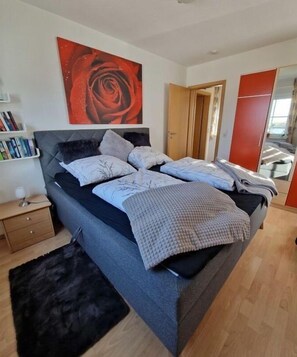 2 bedrooms, iron/ironing board, free WiFi, bed sheets