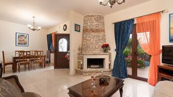 Smart TV, fireplace