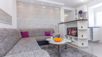 Apartment (Apartment Mojaš - Two Bedroom Apartm) | Living room | 32-inch flat-screen TV with cable channels