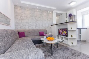 Apartamento (Apartment Mojaš - Two Bedroom Apartm) | Sala de estar | Televisión de pantalla plana de 32 pulgadas con canales por cable
