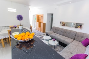 Apartment (Apartment Mojaš - Two Bedroom Apartm) | Living room | 32-inch flat-screen TV with cable channels - Apartment Mojaš (Dubrovacko Primorje)