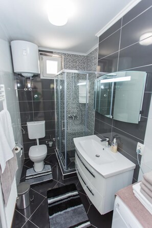 Appartement (Apartment MojaĆĄ - Two Bedroom Apartm) | Salle de bain | Douche, serviettes fournies