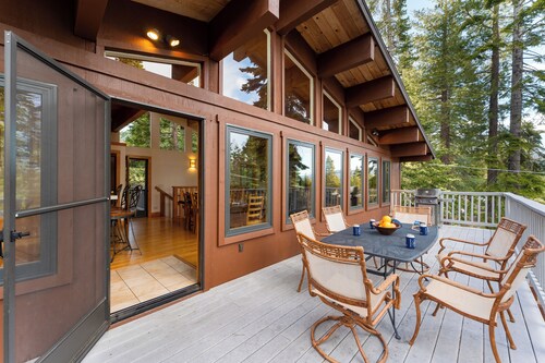 Lake + Beach Access, Pool, Tennis | Walk to Chambers | Tahoe Timber by AvantStay