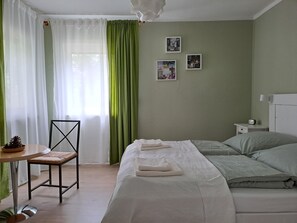 3 bedrooms, iron/ironing board, travel crib, free WiFi