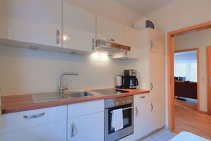 Kylskåp, ugn, spishäll och diskmaskin