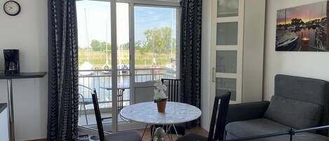 Téléviseur connecté, foyer, lecteur de DVD, livres