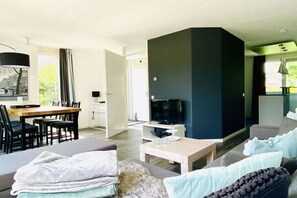 Smart TV, DVD player, livros