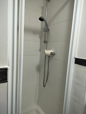 Douche, serviettes fournies, savon, shampoing