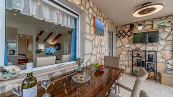 Ferienhaus (Stone House Blaca - Two Bedroom Stone) | Wohnzimmer | 32-Zoll-Flachbildfernseher mit Kabelempfang