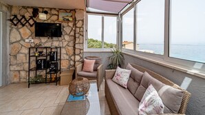 Hus (Stone House Blaca - Two Bedroom Stone) | Oppholdsrom | En 32-tommers Flatskjerm-TV med kabel-kanaler