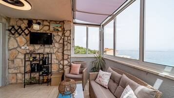 Ferienhaus (Stone House Blaca - Two Bedroom Stone) | Wohnzimmer | 32-Zoll-Flachbildfernseher mit Kabelempfang