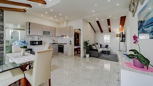 Hus (Stone House Blaca - Two Bedroom Stone) | Oppholdsrom | En 32-tommers Flatskjerm-TV med kabel-kanaler