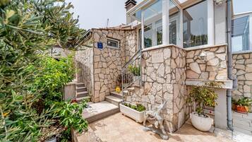 Ferienhaus (Stone House Blaca - Two Bedroom Stone) | Außenbereich