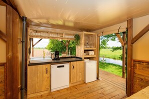 Fridge, stovetop, dishwasher, coffee/tea maker