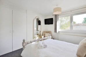 2 habitaciones, tabla de planchar con plancha y cuna de viaje 