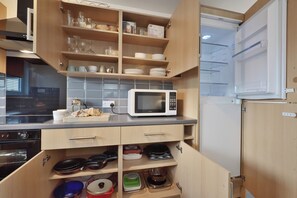 Refrigerador, microondas, horno, placa de cocina