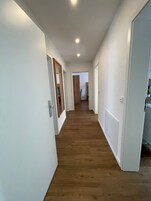 2 habitaciones, escritorio y espacio para trabajar con laptop 